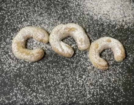Hausgemachte Kipferl mit Nüssen