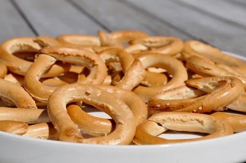 Laugenbrezel mit Salz