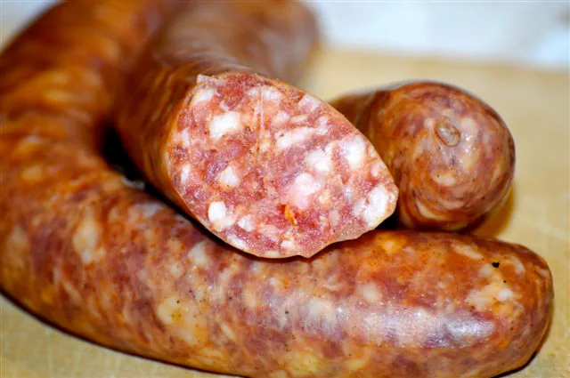 geräucherte Bratwurst mit Knoblauch