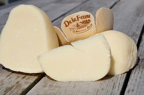 Rumänischer halbfester Schnittkäse aus Schaf- & Kuhmilch "Branza de burduf" im Körbchen - Produktbild 4