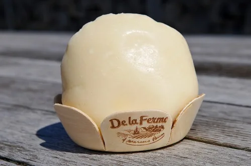 Rumänischer halbfester Schnittkäse aus Schaf- & Kuhmilch "Branza de burduf" im Körbchen - Produktbild 2