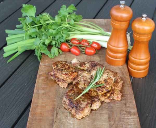 Nackensteaks in Kräutermarinade