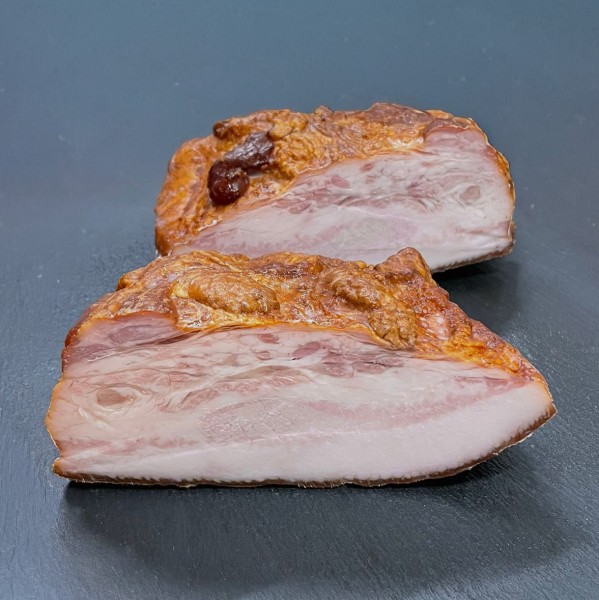 Jucă la cuptor cu șorici fiert și afumat