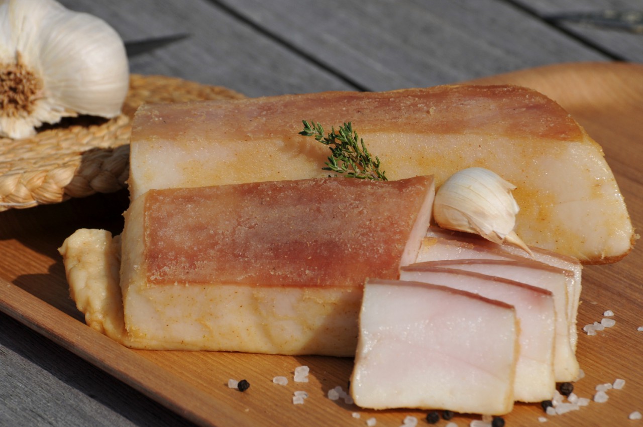 WERBUNG: Hausgemachter weißer Knoblauchspeck vom Schwein - JETZT BEI WINKLERSWURST KAUFEN!