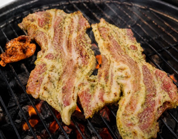 Burtă de porc cu marinadă de ierburi aromatice