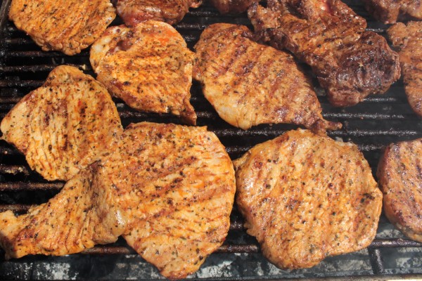 Cotlet de porc in marinata cu verdeturi